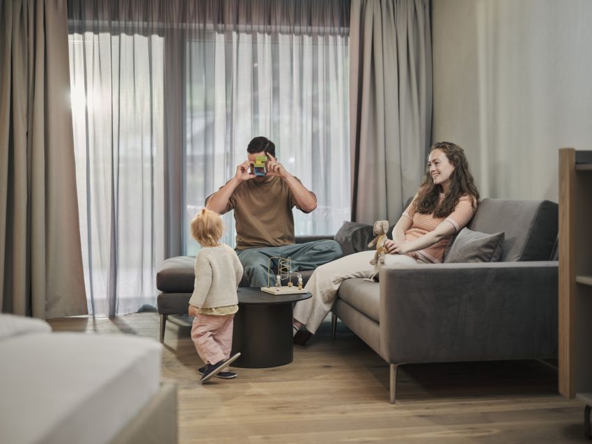 Familie in Suite mit Spielzeug Familie in Suite mit Spielzeug